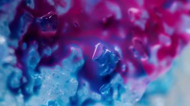 Mürekkep damlası. Soyut boya. Mavi pembe buzlu su harmanlama akışı sıvı sıçraması bulanık sanat dokusu bokeh hafif arkaplan.