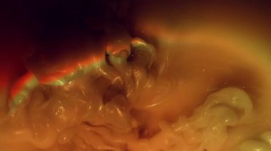 Parlak karışım. Duman patlaması. Sıvı yüzeyinde renkli sim bulutu ortaya çıkar. Fantezi bulanık su soyut arka plan kirişi kemerin etrafında.