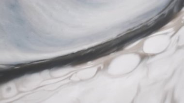 Akrilik boya dökülmüş. Mürekkep akışı. Gri emülsiyon bulanık çizgi akışı beyaz diş minesine yayılmış. Grunge arkaplan karışım boya sıvısı soyut sızıntı.