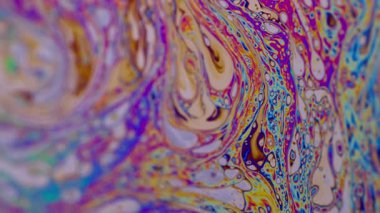 Psikedelik akış. Yağlı boya damlacıkları. Odaklanmamış mor yeşil sıvı boya eğrisi koyu siyah bulanık ışık soyut sanat arka planında akrilik kaygan.