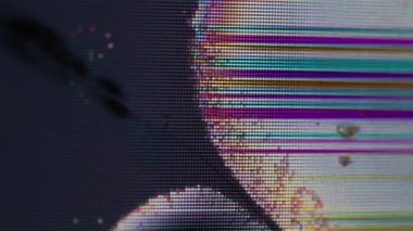 Hasar kanalı. Matris deformasyonu. Sıkıntılı renk yüzeyi, ölü siyah bölge, dağılmış piksel bozulması. Düşük kaliteli dijital şebeke çizgisi.