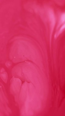 Dikey video. Mürekkep karışımı. Boya sıçraması. Odaklanmamış parlak kırmızı beyaz renk kabarcıkları dokusu sıvı emülsiyon akışı soyut sanat arka planı.