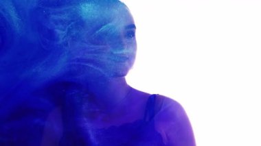 Parti silueti. Gece hayatı tarzı. Çifte pozlama, parlak mavi neon ışığı, zarif bir kadının beyaz boş bir arkaplanda dans etmekten zevk alışının ana hatları..