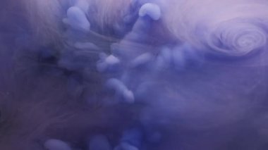 Buhar bulutu. Sıçrama boyası. Odaklanmamış mavi mor renk dokusu soyut yaratıcı arkaplanda yüzen duman sıvısı damlacıklarını karıştır.
