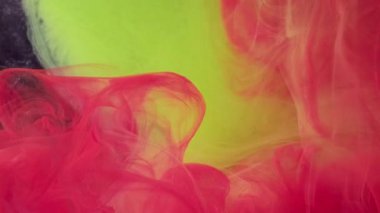 Duman boyası. Sanat sisi. Kırmızı dumanlı sıvı mürekkep sarı sudaki kıvrımları çözer. Parlak suluboya pigmentleri soyut arkaplan karıştırılıyor.
