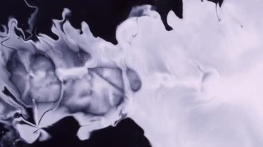 Mürekkep sıçraması. Beyaz leke. Geniş emaye akıntısı, karanlık ve düz olmayan bir yüzeye doğru karmaşık bir şekilde yayılır. Sanat sıvısı soyut arkaplanı aydınlatır.