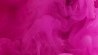 Pembe sis. Bulut boyası. Canlı renk akışı kabarıklığı soyut bir arkaplan oluşturur. Karışık suluboya peçe boyasıyla yumuşak dalgalı ışık akışı.