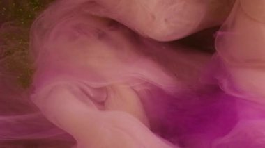 Renkli duman bulutu. Su dumanı. Odaklanmamış pembe sisli boya mürekkep buharı soyut sarı parıldayan sanat arka planında parıldıyor..