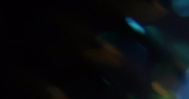 İşaret fişeği. Bulanık optik sızıntı. Odaklanmamış mavi sarı altın renkli lens soyut koyu siyah arkaplan üzerinde parıltı deseni.