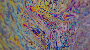 Soyut köpük balonu. Benzin sızıntısı. Soyut koyu siyah bulanık ışık sanat arka planında odaklanmış mor sıvı yağ eğrisi akrilik kaygan.