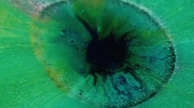 Işıldayan açılış. Boya dökülmüş. Sanat pigmenti ışıl ışıl parlıyor. Büyük lekeli mavi turkuaz akarsu yüzeyi. Renkli akış soyut arkaplan.