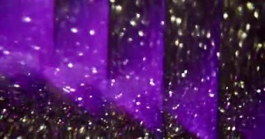 Parlak üçgenler. Odaklanamayan enerji geometrisi. Bulanık bokeh ışıklı arka planda hareket eden yeşil mavi mor çok renkli mercek..