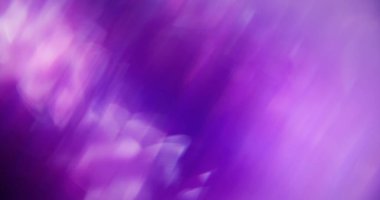 Parıldayan parıltı. Odaklanamayan ışık akışı. Mor renkli mercek soyut bokeh hafif modern arkaplan üzerindeki desen hareketini alevlendirdi.