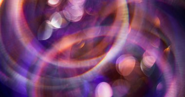 Odaklanamayan ışık. İşaret fişeği. Parlak mor renk parçacıkları Bokeh efektli bulanık arkaplan üzerinde lens flaş hareketi.