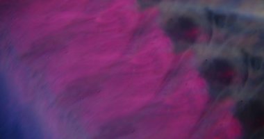 Mor girdap. Odaklanamayan leylak sigarası. Bulanık koyu tenli soyut bokeh aydınlık modern arka plan üzerinde çok renkli sıvı hareket.