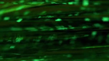 Odaklanmış süslemeler. Sınır ötesi perde. Renkli ipliklerin parlak titreşimleri. Parti havası için metalik ışıltı ve parıltı efektiyle ışıl ışıl bir arka plan.