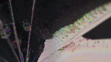 Çiziği göster. Monitör sorunu. Kırık cam dokusu çatlak ekran yüzeyi ile örtülmüş. Analog teknoloji kanalı renginin dağıtılması.