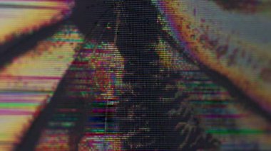 Kırık LCD. Kırık monitör. Renkli plazma TV ekranı hasar gördü. Granüler kaplama arızası dolduruluyor. Odaklanmış arkaplan siyah sıvı ile çıkarılıyor..