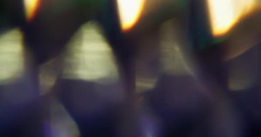 Optik doku. Bulanık ışık parlıyor. Odaklanmamış altın yeşili, pembe renkli mercek soyut sanat eserlerinde yanıp sönüyor..