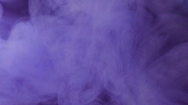 Duman parçacıkları. Violet akışı. Odaklanamayan soyut arka planda gizemli, mor, kalın bir sis var. Suluboya peçe boya suda çözünür.