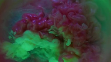 Sis dalgası. Mürekkep patlaması. Duman bulutu akışı sanat duellosu mor yeşil sıçrama. Parıldayan akış karışımı renk su bulanıklığı patlaması soyut arkaplan.