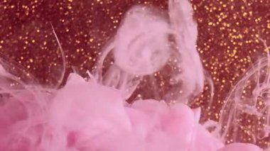 Pırıltılı sis. Bokeh ışığı. Pembe renk patlama buharı kırmızı altın parıldayan parçacıklar üzerinde yüzen boya suyu akışı soyut sanat arkaplanı dokusu.