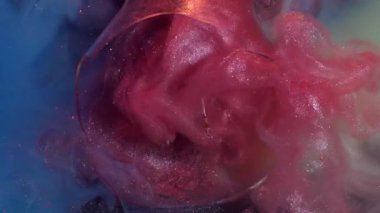 Büyülü bir sıçrama. Parıltılı duman. Bakır mavisi grunge boya şişmesi mermer renkli arka planda patlıyor. Dalgalı karışım bulut parçacıkları kırık lamba.