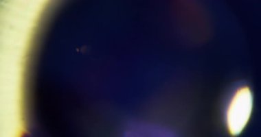 İşaret fişeği. Bulanık ışık dokusu. Odaklanamayan mor yeşil renkli lens soyut sanatın koyu siyah arka planında parıldıyor..