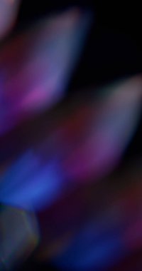 Parlak doku. Bulanık noktalar. Soyut sanat üzerinde yüzen mavi mor renkli gökkuşağı spektrum merceği koyu siyah arkaplan.