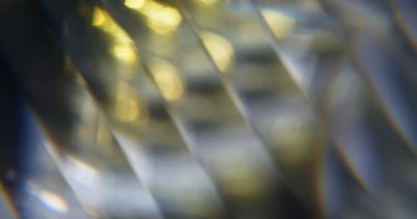 Görsel kristal. Bulanık gökkuşağı. Soyut arkaplanda yüzen sarı çokrenkli spektrum ışığı.