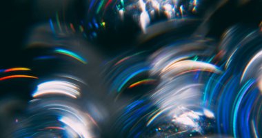 Işık daireleri. Bulanık gökkuşağı çizgileri. Söndürülmüş yeşil mavi lens soyut koyu siyah arkaplan üzerindeki kaleydoskop spektrumunu parlat.