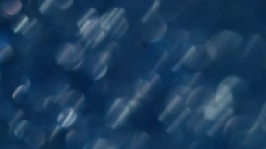 Odaklanmış spektrum. Yanıp sönen parıltı. Renk değişimi ile dekoratif şenlik arka planı. Karmaşık ışınlar titreşiyor. Hassas atmosfer..