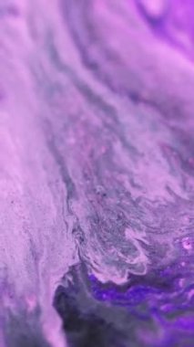 Dikey video. Akrilik dalga sanatı. Islak sim damlası. Odaklanmamış neon mavi beyaz siyah renkli boya akışı soyut arkaplan karıştırıcı serumu.