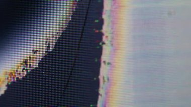 Piksel hasarı. Parçalanmış ekran. Çarpışma, siyah çatırtı dalga arızası etkisi. Kırık TV plazma yüzeyinin odaklanmış cam dokusunu kapat.