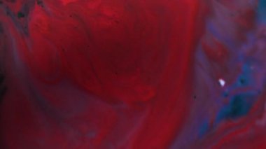 Parlak sıvı. Boya akışı. Tuhaf soyut kırmızı bukleler sızıntı yapıyor. Enamel boya canlı karışım dekoratif bulanık arkaplan girdap etkisi.