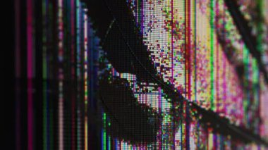 Kusurlu ekran. Yayın sorunu. Renkli kafes yüzeyinde kaotik yarıklar var. Odaklanamayan siyah noktalı kötü kalite görüntü.