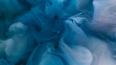 Puslu bir arkaplan. Soyut boya. Suyun içindeki mavi renkli ruhani duman dokusu yaratıcı sanata yayılıyor..