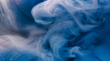 Duman boyası. Fış sanatı. Soyut koyu siyah arkaplan üzerindeki su akışkan patlamada çözünmüş mavi beyaz renk karışım sıvı mürekkep dokusu.