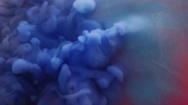 Su dumanı. Soyut mürekkep dalgası. Odaklanmamış mavi pembe renk boya sıvı ruhani sıçrama sanatın yaratıcı arka planında akıyor..