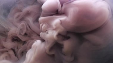 Duman arka planı. Sanat mürekkebi. Odaklanmamış mor renk boya sıvı duman dokusu sıvı akışı göksel soyut su üzerinde hareket ediyor..