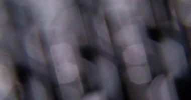 Bulanık görsel göz kamaştırıcı. Sanat parıltısı. Odaklanmamış lens parıltısı soyut koyu siyah bokeh açık arkaplan üzerinde yüzen mavi sarı spektrum deseni.