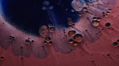 Arkaplanı boya. Köpüklü sıvı. Su kimyasal sıvı yağ damlasında çözünmüş mavi bronz mürekkep yaratıcı soyutlama üzerine sızıyor.