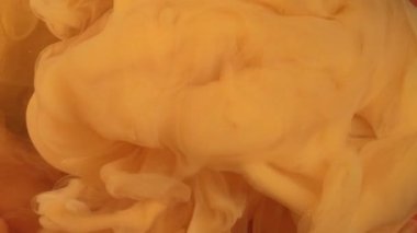 Yaratıcı renk buharı. Sis boyası suyu. Odaklanmamış sarı sis dumanı ışıl ışıl parlıyor soyut sanat ışığı arka planında boya mürekkebi dokusu.