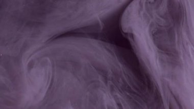 Duman dumanı. Bulutları boya. Odaklanmamış mor duman, parlak sis, soyut simli sanat arka planında yüzen mürekkep dokusu akışı..
