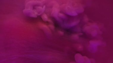 Duman girdabı. Parlayan toz. Pembe mor dalga düz akış renk sıvı yüzeyinden ortaya çıkar. Gizemli su soyut arkaplan dokusu.