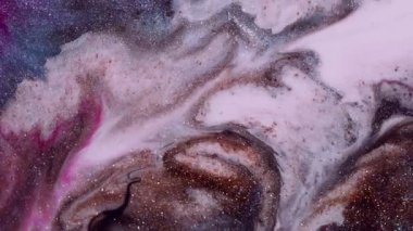 Sanat sıvısı. Köpüklü boya. Dalgalı dekoratif mermer sim parçacıkları yüzeye çıkıyor. Beyaz gri altın kaotik karışımı soyut arkaplan.