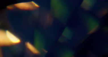 Lazer titreşimi. Bulanık yansıma ışığı. Odaklanamayan yeşil mavi mercek parlaklık dokusu soyut koyu siyah sanat arka planında parıldıyor.