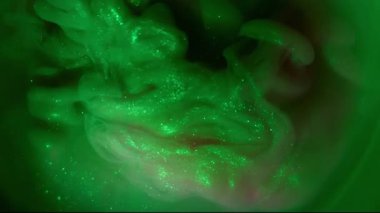 Parıltı buharı. Duman karışımı. Yeşil mor renkli pigment karışımı sisli su arkaplan dairesi ışık odaklı lens soyut yüzey.