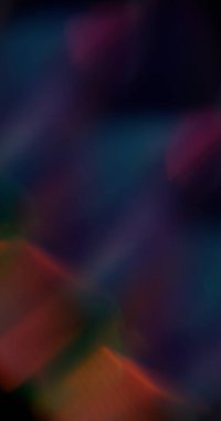 Lens ışığı. Bulanık yanardöner doku. Soyut koyu siyah arkaplanda sönük turuncu mor renkli gökkuşağı tayfı parlaklığı.