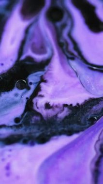 Dikey video. Yağlı sıvı sıçraması. Boya karışımı. Bulanık neon mavi siyah renkli simli partiküller köpük akrilik emülsiyon mürekkep akışı soyut sanat arka planı.